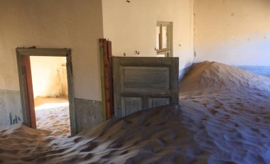 Terk edilmiş ve unutulmuş bina ve oda insanlar tarafından terk edilmiş ve işgal edilen kum fırtınası, Kolmanskop hayalet kasabası, Namib Çölü tarafından ele geçirilmiş.