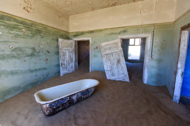 Terk edilmiş ve unutulmuş bina ve oda insanlar tarafından terk edilmiş ve işgal edilen kum fırtınası, Kolmanskop hayalet kasabası, Namib Çölü tarafından ele geçirilmiş.