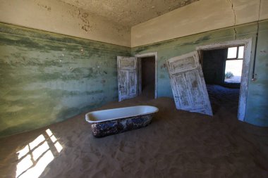 Terk edilmiş ve unutulmuş bina ve oda insanlar tarafından terk edilmiş ve işgal edilen kum fırtınası, Kolmanskop hayalet kasabası, Namib Çölü tarafından ele geçirilmiş.