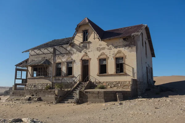 Verlaten en vergeten gebouw en ruimte achtergelaten door mensen en overgenomen door binnenvallende zandstorm, Kolmanskop spookstad, Namib Woestijn — Stockfoto