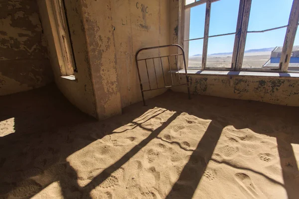 Verlaten en vergeten gebouw en ruimte achtergelaten door mensen en overgenomen door binnenvallende zandstorm, Kolmanskop spookstad, Namib Woestijn — Stockfoto