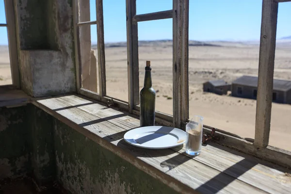 Verlaten en vergeten gebouw en ruimte achtergelaten door mensen en overgenomen door binnenvallende zandstorm, Kolmanskop spookstad, Namib Woestijn — Stockfoto