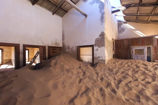 Edifício abandonado e esquecido e quarto deixado pelas pessoas e sendo tomado pela invasão de tempestade de areia, Kolmanskop cidade fantasma, deserto de Namib — Fotografia de Stock