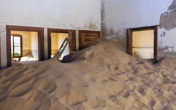 Terk edilmiş ve unutulmuş bina ve oda insanlar tarafından terk edilmiş ve işgal edilen kum fırtınası, Kolmanskop hayalet kasabası, Namib Çölü tarafından ele geçirilmiş.