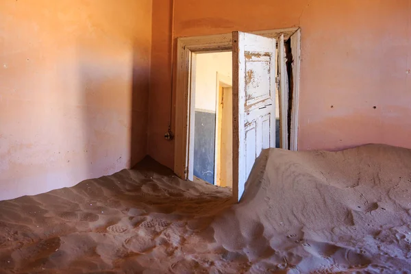 Terk edilmiş ve unutulmuş bina ve oda insanlar tarafından terk edilmiş ve işgal edilen kum fırtınası, Kolmanskop hayalet kasabası, Namib Çölü tarafından ele geçirilmiş.