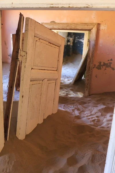 Terk edilmiş ve unutulmuş bina ve oda insanlar tarafından terk edilmiş ve işgal edilen kum fırtınası, Kolmanskop hayalet kasabası, Namib Çölü tarafından ele geçirilmiş.