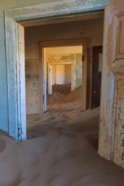 Terk edilmiş ve unutulmuş bina ve oda insanlar tarafından terk edilmiş ve işgal edilen kum fırtınası, Kolmanskop hayalet kasabası, Namib Çölü tarafından ele geçirilmiş.