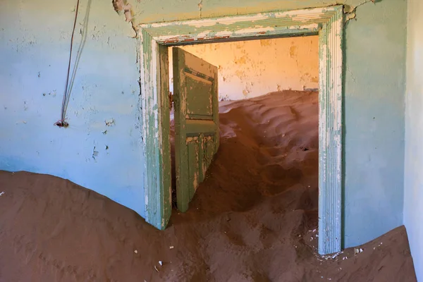 Terk edilmiş ve unutulmuş bina ve oda insanlar tarafından terk edilmiş ve işgal edilen kum fırtınası, Kolmanskop hayalet kasabası, Namib Çölü tarafından ele geçirilmiş.