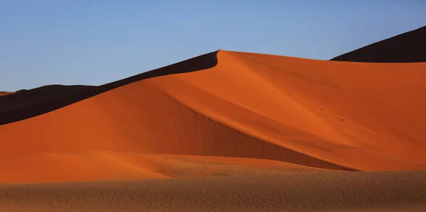 Vackert landskap med röda enorma sanddyner vid solnedgången i öknen. Sossusvlei, Namib Naukluft National Park, Namibia. Fantastisk naturlig geometri utan människor — Stockfoto