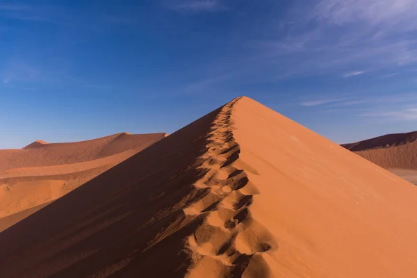 Vackert landskap med röda enorma sanddyner vid solnedgången i öknen. Sossusvlei, Namib Naukluft National Park, Namibia. Fantastisk naturlig geometri utan människor — Stockfoto