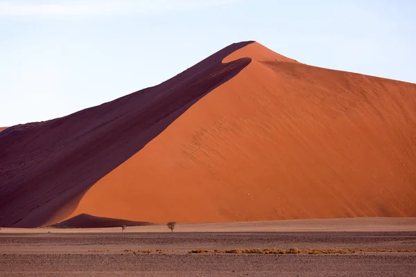 Vackert landskap med röda enorma sanddyner vid solnedgången i öknen. Sossusvlei, Namib Naukluft National Park, Namibia. Fantastisk naturlig geometri utan människor — Stockfoto