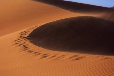 Çölde gün batımında kırmızı kum tepeleri olan güzel bir manzara. Sossusvlei, Namib Naukluft Ulusal Parkı, Namibya. İnsansız şaşırtıcı doğal geometri
