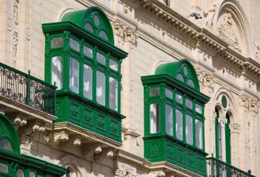 Malta, Valleta 'nın dar sokaklarında ünlü renkli ahşap balkonlar. Adanın Mimari Malta özelliği