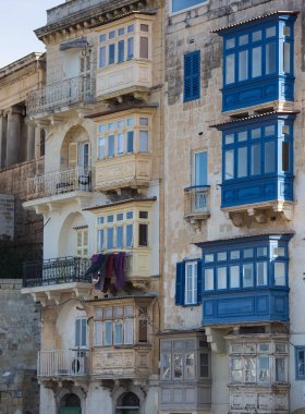 Malta, Valleta 'nın dar sokaklarında ünlü renkli ahşap balkonlar. Adanın Mimari Malta özelliği