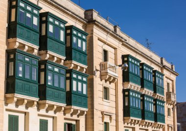 Malta, Valleta 'nın dar sokaklarında ünlü renkli ahşap balkonlar. Adanın Mimari Malta özelliği