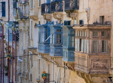 Malta, Valleta 'nın dar sokaklarında ünlü renkli ahşap balkonlar. Adanın Mimari Malta özelliği