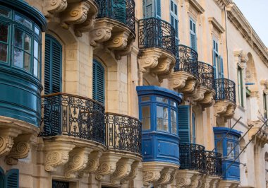 Malta, Valleta 'nın dar sokaklarında ünlü renkli ahşap balkonlar. Adanın Mimari Malta özelliği