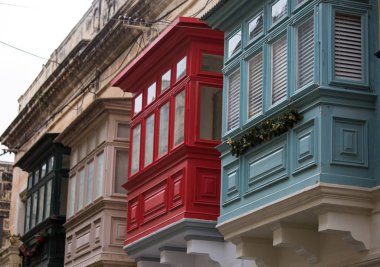 Malta, Valleta 'nın dar sokaklarında ünlü renkli ahşap balkonlar. Adanın Mimari Malta özelliği