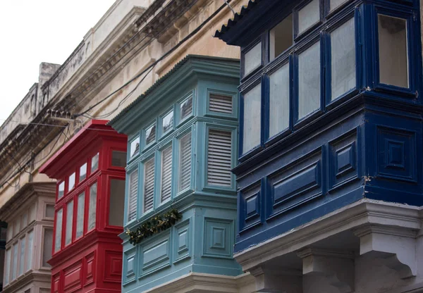 Malta, Valleta 'nın dar sokaklarında ünlü renkli ahşap balkonlar. Adanın Mimari Malta özelliği