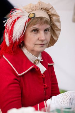 Moskova, Rusya - 12 Haziran 2019: Moskova Times ve Epochs festivalinde tarihi ve otantik kostümler içindeki karakterlerin portreleri