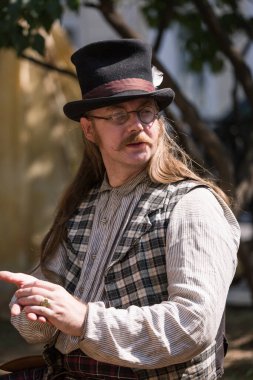 Moskova, Rusya - 12 Haziran 2019: Moskova Times ve Epochs festivalinde tarihi ve otantik kostümler içindeki karakterlerin portreleri