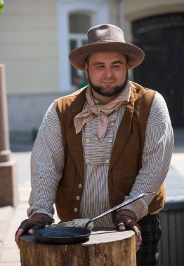 Moskova, Rusya - 12 Haziran 2019: Moskova Times ve Epochs festivalinde tarihi ve otantik kostümler içindeki karakterlerin portreleri