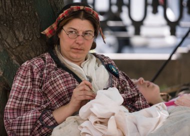 Moskova, Rusya - 12 Haziran 2019: Moskova Times ve Epochs festivalinde tarihi ve otantik kostümler içindeki karakterlerin portreleri
