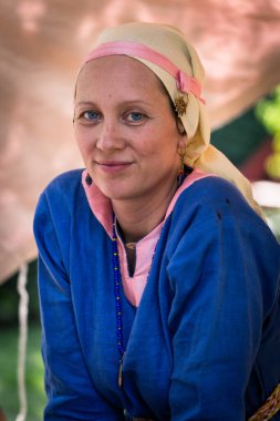 Moskova, Rusya - 12 Haziran 2019: Moskova Times ve Epochs festivalinde tarihi ve otantik kostümler içindeki karakterlerin portreleri