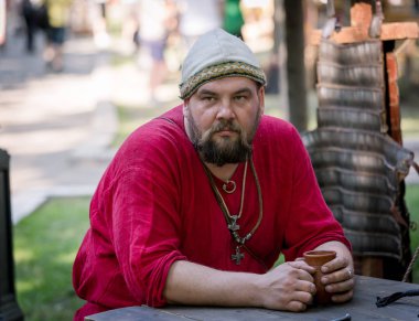 Moskova, Rusya - 12 Haziran 2019: Moskova Times ve Epochs festivalinde tarihi ve otantik kostümler içindeki karakterlerin portreleri