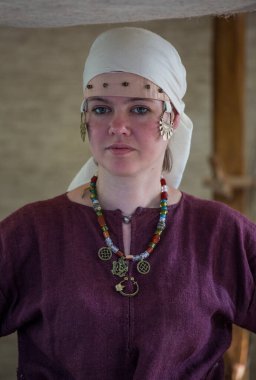 Moskova, Rusya - 12 Haziran 2019: Moskova Times ve Epochs festivalinde tarihi ve otantik kostümler içindeki karakterlerin portreleri