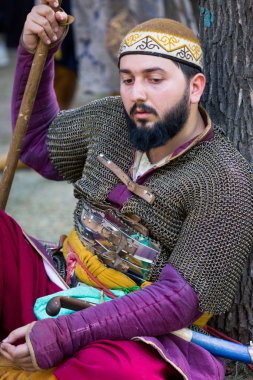 Moskova, Rusya - 12 Haziran 2019: Moskova Times ve Epochs festivalinde tarihi ve otantik kostümler içindeki karakterlerin portreleri