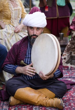 Moskova, Rusya - 12 Haziran 2019: Moskova Times ve Epochs festivalinde tarihi ve otantik kostümler içindeki karakterlerin portreleri