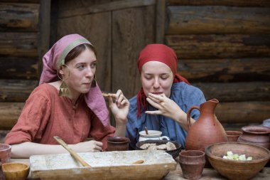 Moskova, Rusya - 12 Haziran 2019: Moskova Times ve Epochs festivalinde tarihi ve otantik kostümler içindeki karakterlerin portreleri