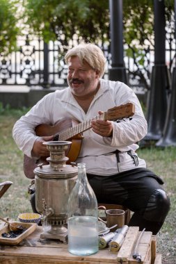 Moskova, Rusya - 12 Haziran 2019: Moskova Times ve Epochs festivalinde tarihi ve otantik kostümler içindeki karakterlerin portreleri