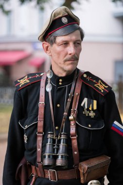 Moskova, Rusya - 12 Haziran 2019: Moskova Times ve Epochs festivalinde tarihi ve otantik kostümler içindeki karakterlerin portreleri