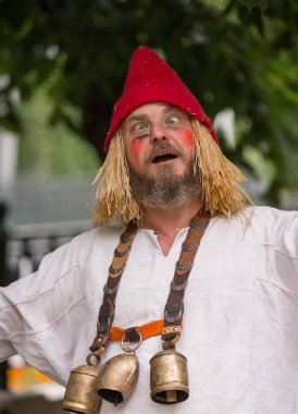 Moskova, Rusya - 12 Haziran 2019: Moskova Times ve Epochs festivalinde tarihi ve otantik kostümler içindeki karakterlerin portreleri