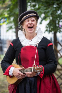 Moskova, Rusya - 12 Haziran 2019: Moskova Times ve Epochs festivalinde tarihi ve otantik kostümler içindeki karakterlerin portreleri