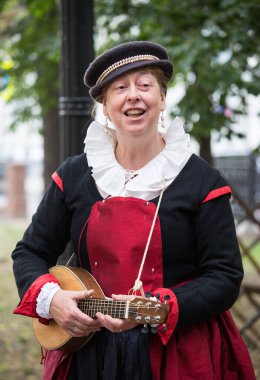 Moskova, Rusya - 12 Haziran 2019: Moskova Times ve Epochs festivalinde tarihi ve otantik kostümler içindeki karakterlerin portreleri