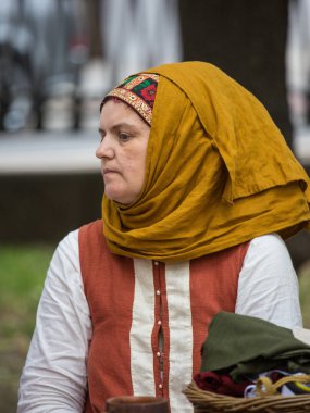 Moskova, Rusya - 12 Haziran 2019: Moskova Times ve Epochs festivalinde tarihi ve otantik kostümler içindeki karakterlerin portreleri