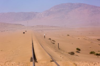 Terk edilmiş ve unutulmuş demiryolunun ele geçirilmesi kum fırtınası, Kolmanskop hayalet kasabası, Namib Çölü. Afrika
