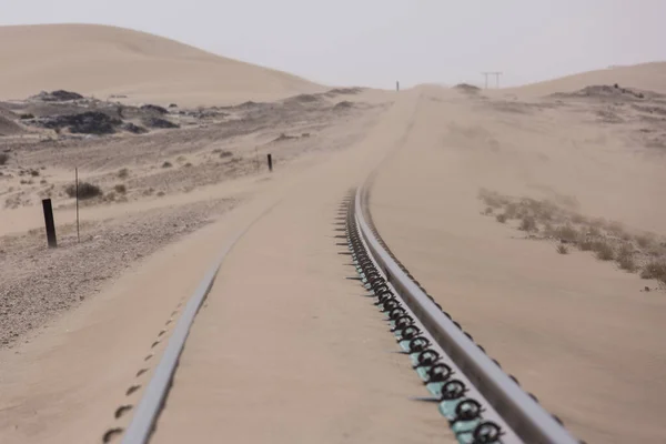 Verlaten en vergeten spoorweg wordt overgenomen door binnenvallende zandstorm, Kolmanskop spookstad, Namib Desert. Afrika — Stockfoto