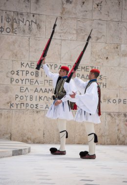 Atina, Yunanistan - 01 Mayıs 2019: Geleneksel olağandışı üniformalar giyen Yunan askerleri Evzone, seçkin bir tören birliği olan Cumhurbaşkanlığı Muhafızları 'na atıfta bulunuyor. Nöbetçi değişimi saat başı.