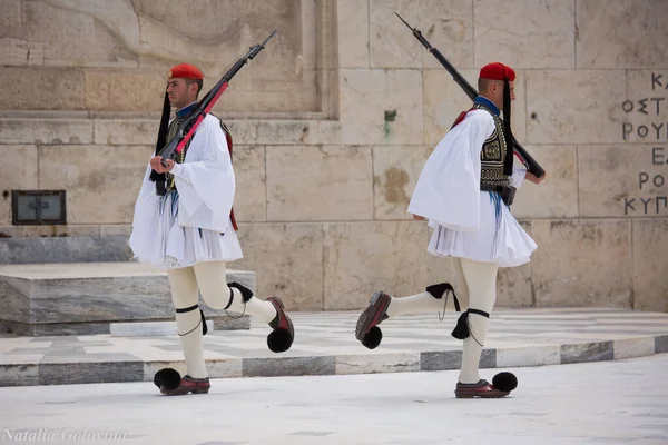 Athen, Griechenland - 1. Mai 2019: Griechische Soldaten in traditionellen, ungewöhnlichen Uniformen beziehen sich auf die Mitglieder der Präsidentengarde, einer zeremoniellen Eliteeinheit. Stündliche Wachablösung — Stockfoto