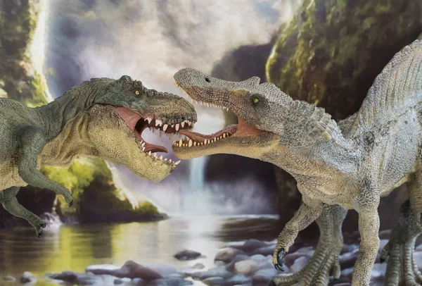 Tyrannosaurus rex combattimento contro uno Spinosauro con cascata sullo sfondo — Foto Stock