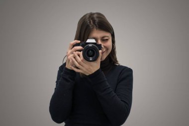 Zarif beyaz kız aynasız kamerayla fotoğraf çekiyor..