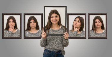 Güzel kız elinde bir resim çerçevesiyle çeşitli yüz ifadeleri sergiliyor.