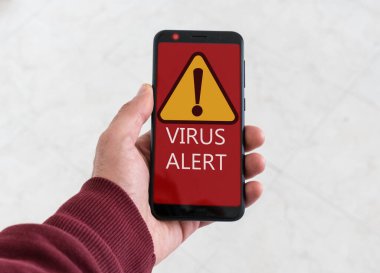 Akıllı telefondaki kırmızı arkaplanda virüs alarmı mesajı. Teknolojide uyarı kavramı.