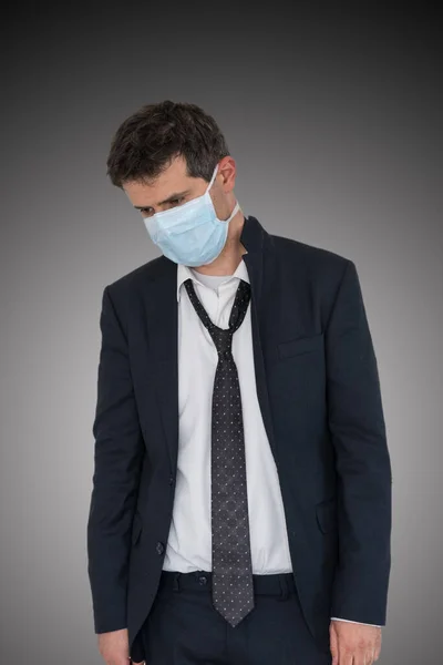 Förtvivlad Och Sjuk Affärsman Bär Skyddande Mask För Att Skydda — Stockfoto