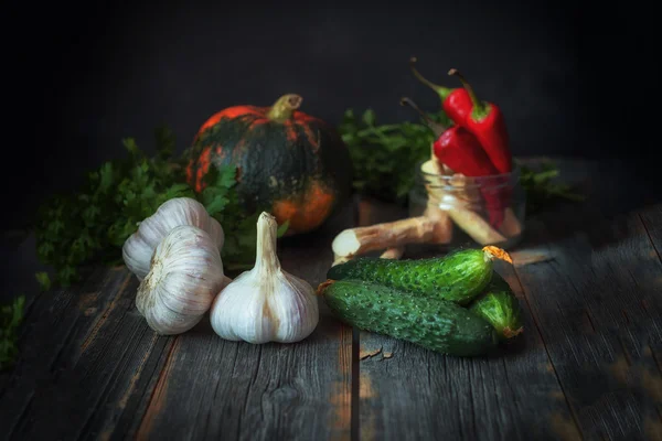 Warzywa na ciemnym tle w stylu rustykalnym — Zdjęcie stockowe