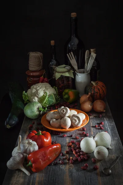 Грибы и сушеные dogrose в стиле деревенский много различных свежих овощей — стоковое фото